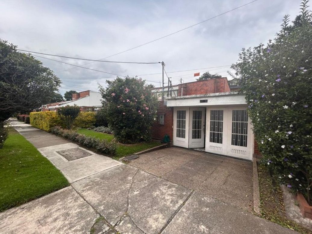 Casa de 4 alcobas en venta en Niza, Bogotá, 569 m² · foto 2 de 15