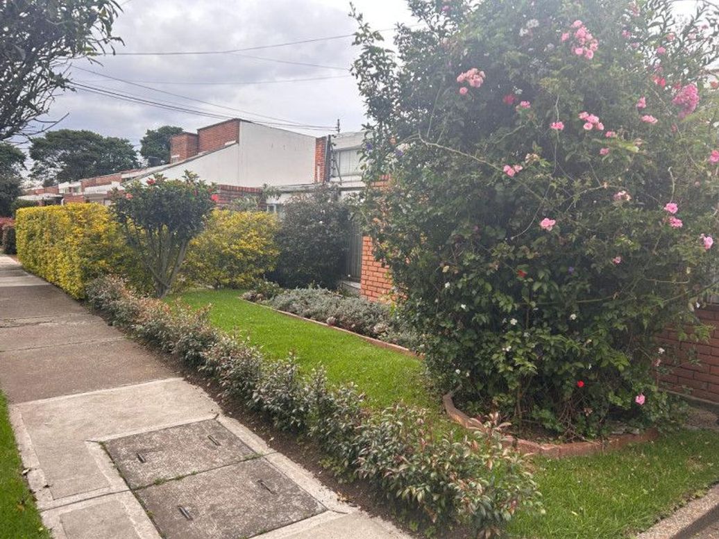 Casa de 4 alcobas en venta en Niza, Bogotá, 569 m² · foto 3 de 15