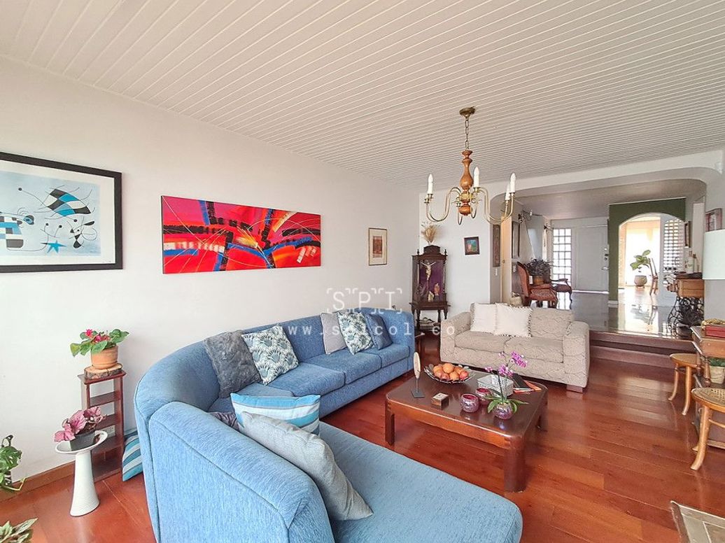 Casa de 5 alcobas en venta en Santa Barbara Central, Bogotá, 321 m² · foto 3 de 20