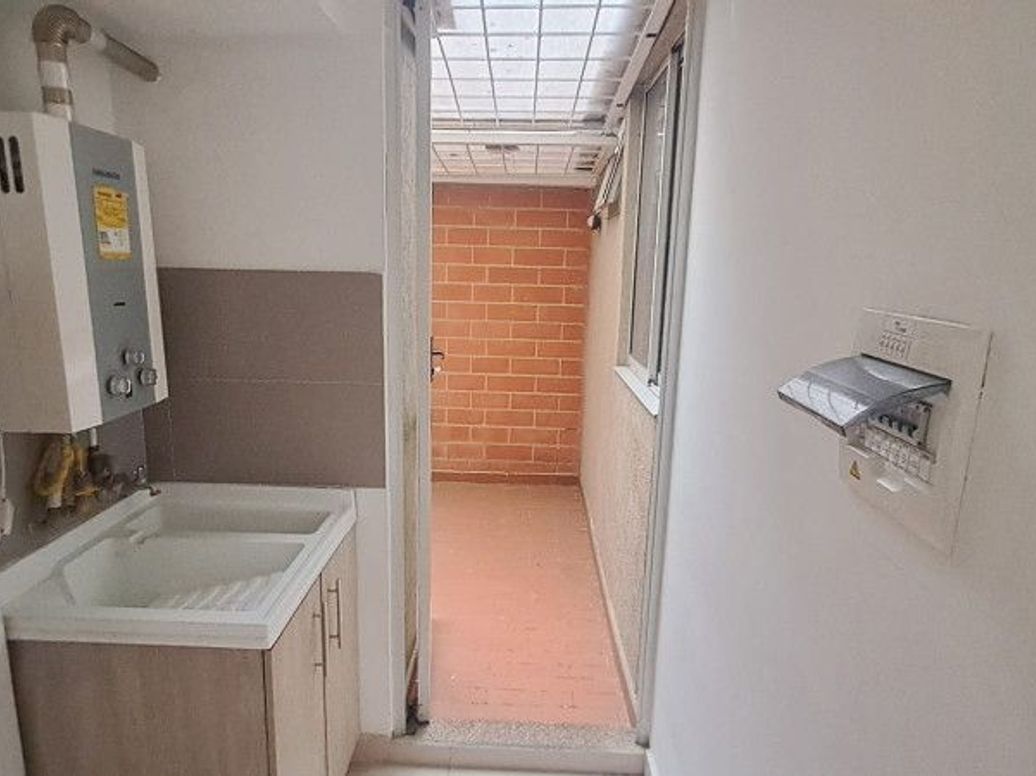 Apartamento de 2 alcobas en venta en Campo Alegre, Bogotá, 62 m² · foto 12 de 18