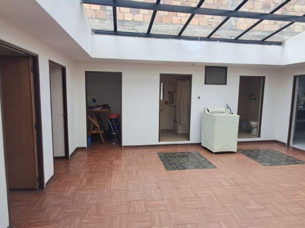 Casa de 5 alcobas en venta en Canódromo, Bogotá, 256 m² · foto 2 de 17