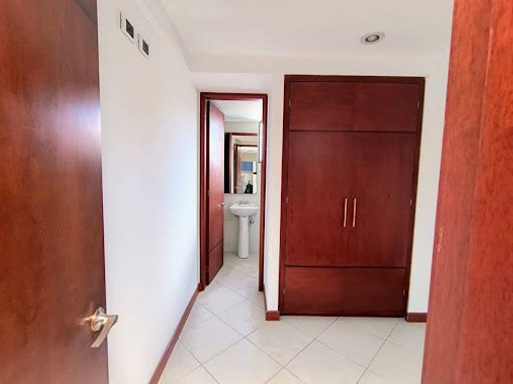 Apartamento de 5 alcobas en venta en Santa Barbara Occidental, Bogotá, 380 m² · foto 11 de 20