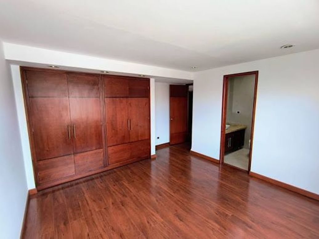 Apartamento de 5 alcobas en venta en Santa Barbara Occidental, Bogotá, 380 m² · foto 15 de 20