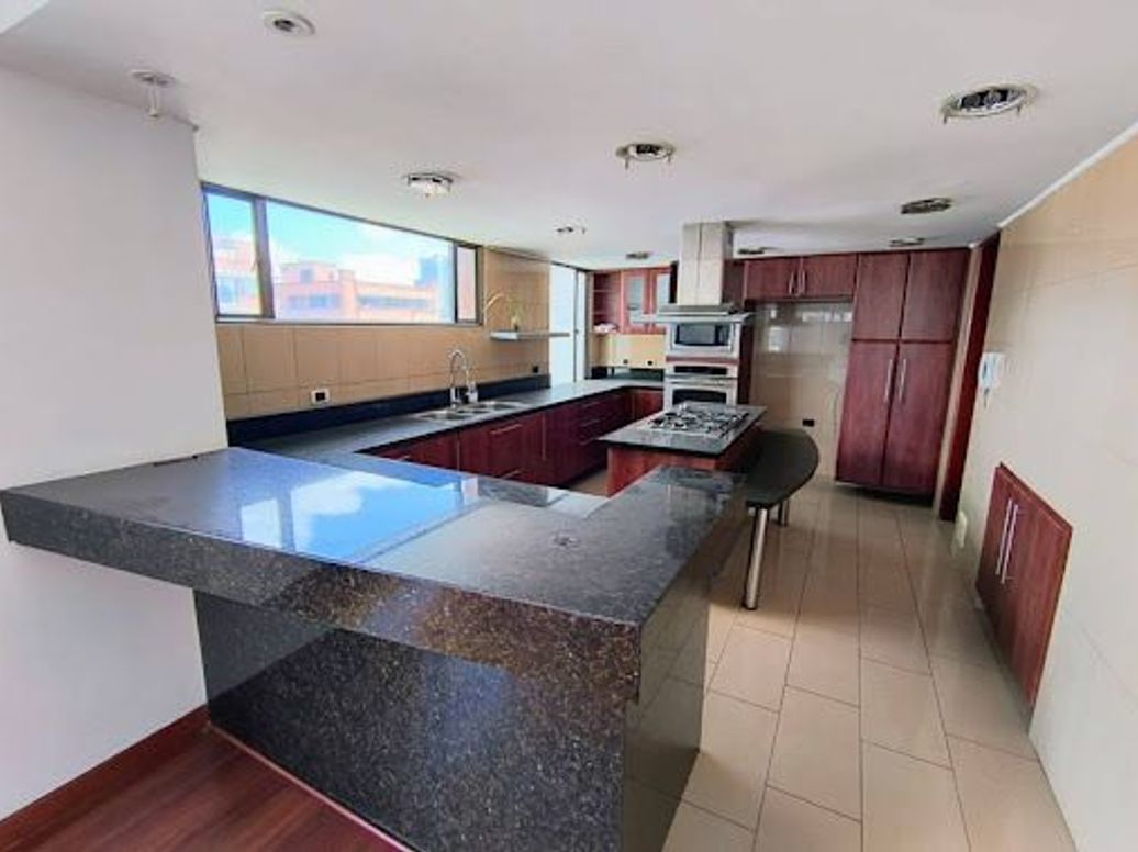 Apartamento de 5 alcobas en venta en Santa Barbara Occidental, Bogotá, 380 m² · foto 9 de 20