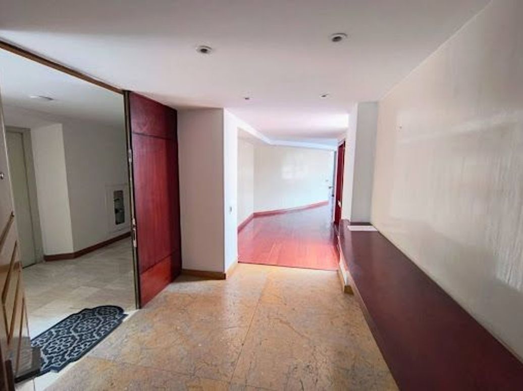 Apartamento de 5 alcobas en venta en Santa Barbara Occidental, Bogotá, 380 m² · foto 4 de 20