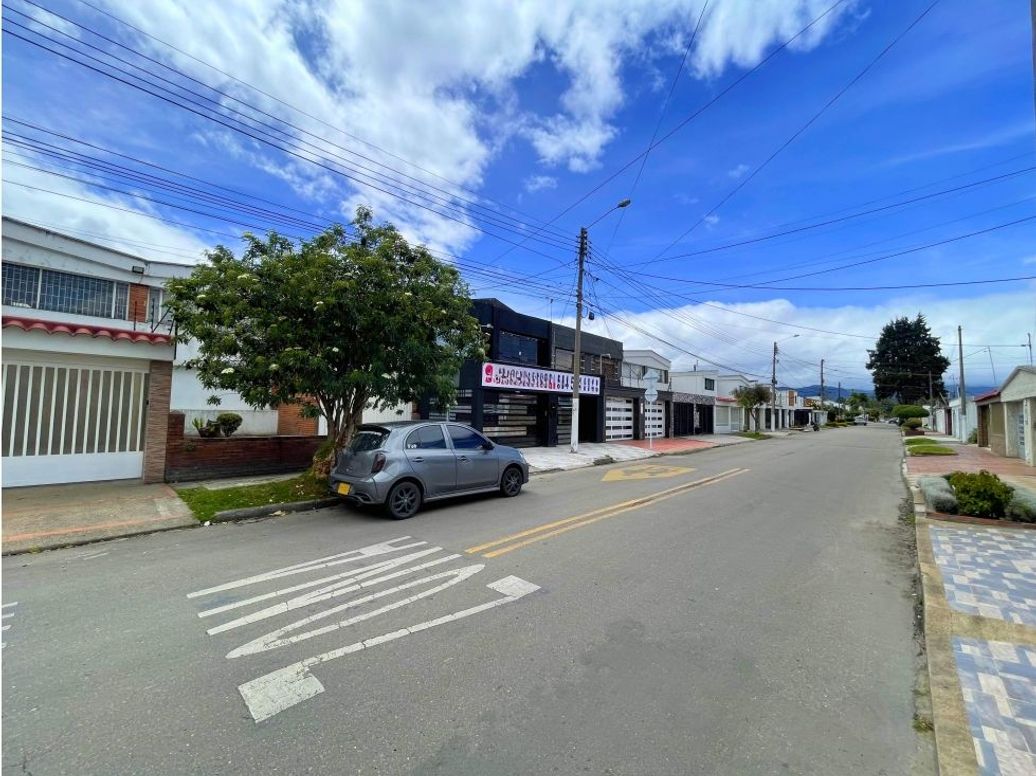 Casa de 4 alcobas en venta en Modelia, Bogotá, 320 m² · foto 2 de 20