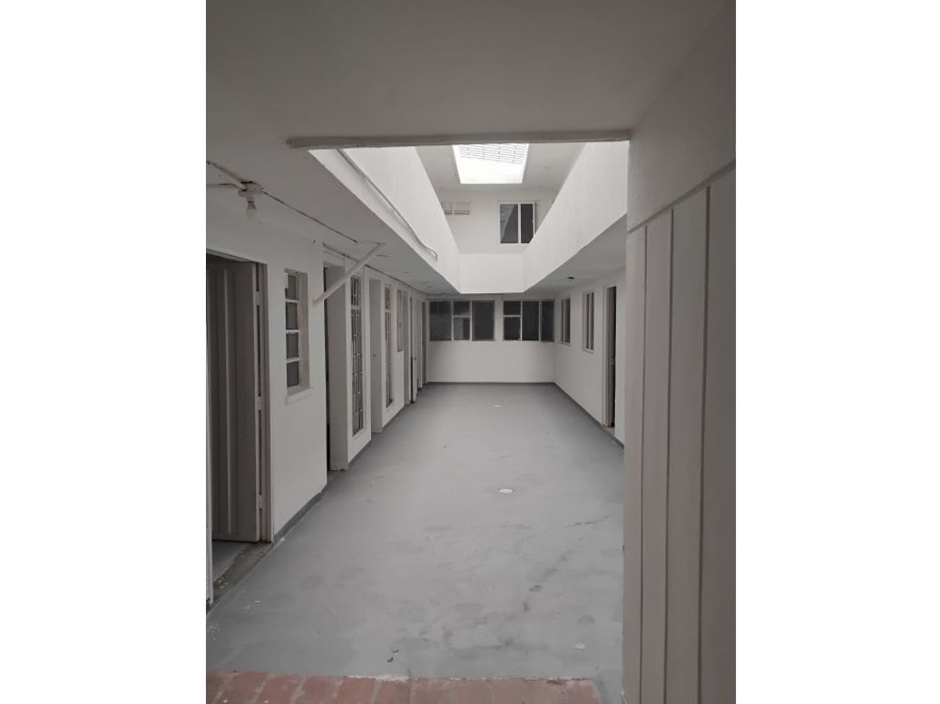 Casa de 12 alcobas en venta en El Carmen, Bogotá, 400 m² · foto 2 de 15