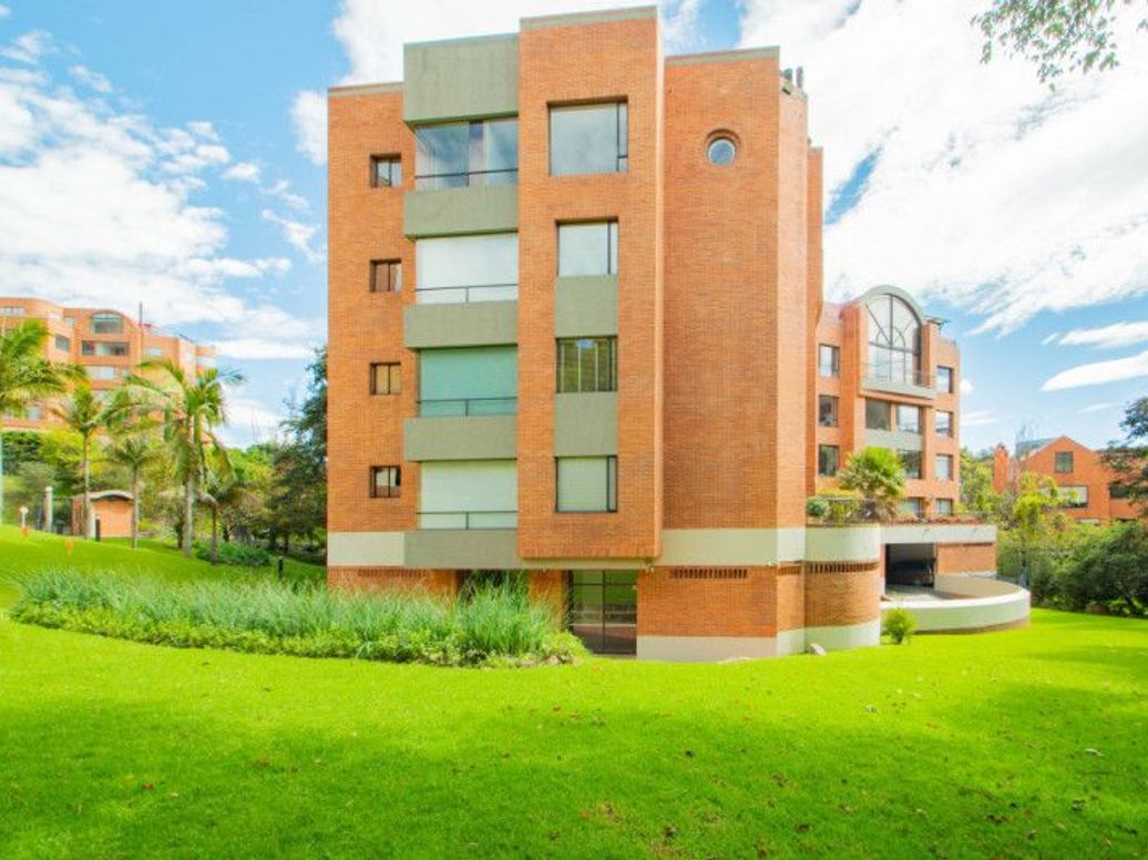 Apartamento de 3 alcobas en venta en Cerros De Santa Barbara, Bogotá, 305 m² · foto 2 de 20