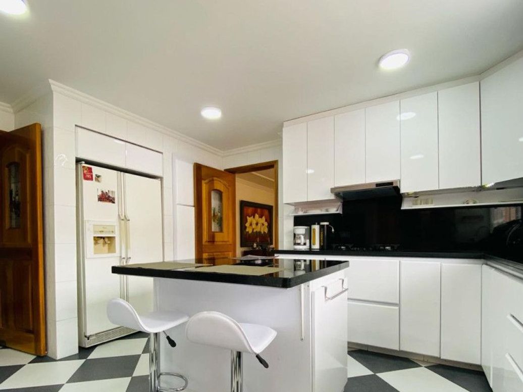 Apartamento de 4 alcobas en venta en Santa Barbara Occidental, Bogotá, 315 m² · foto 7 de 19