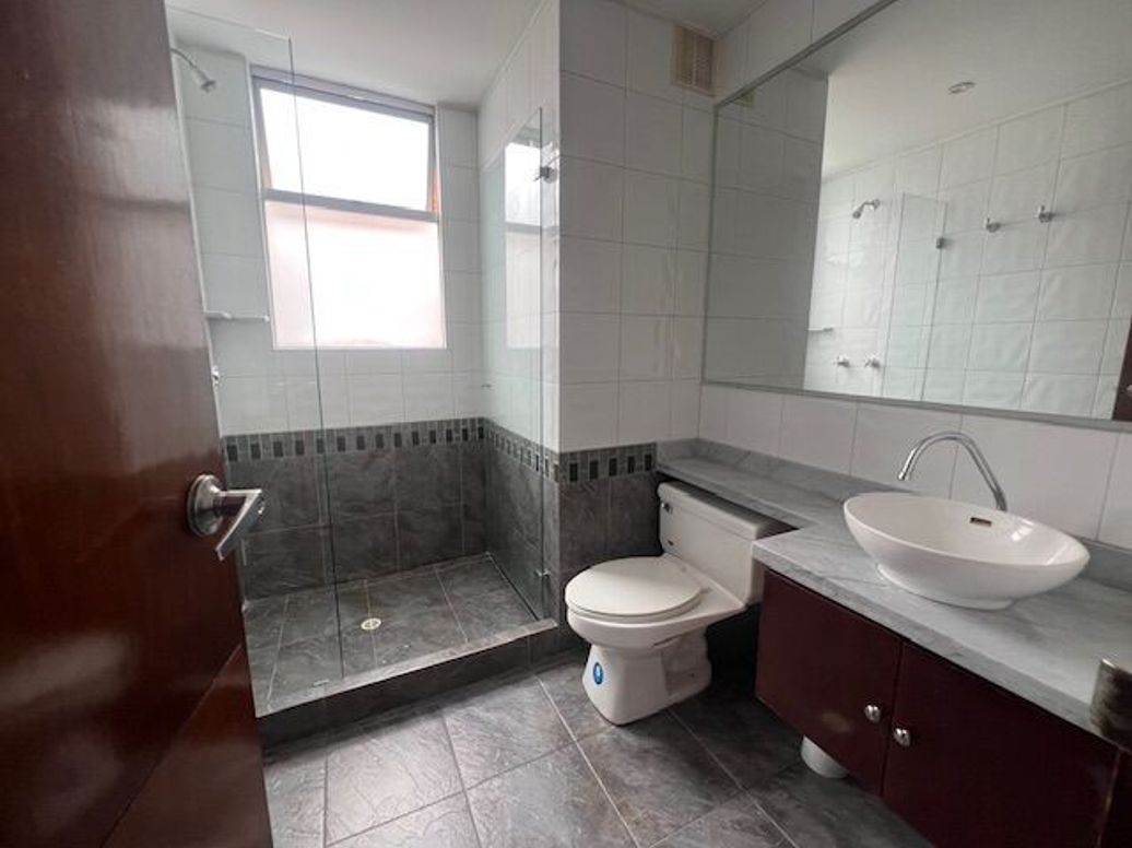 Apartamento de 3 alcobas en venta en Santa Barbara Occidental, Bogotá, 161 m² · foto 11 de 16