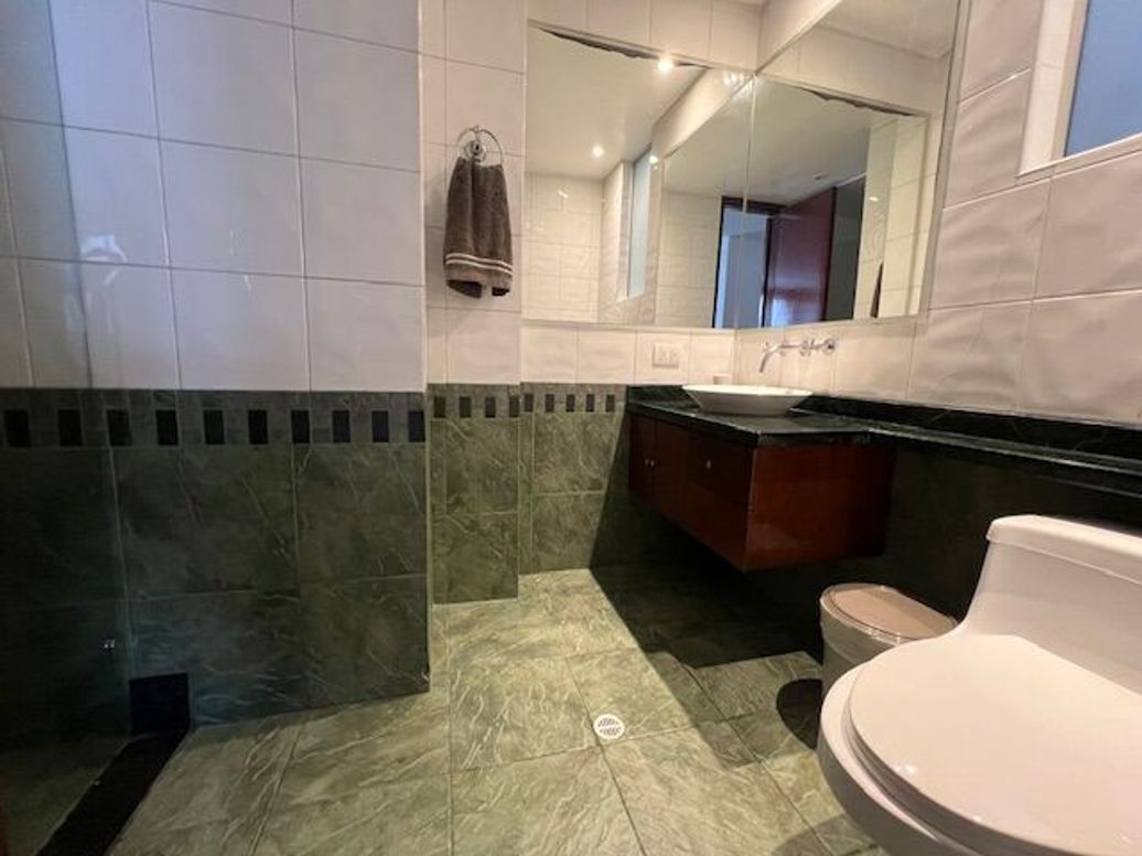 Apartamento de 3 alcobas en venta en Santa Barbara Occidental, Bogotá, 161 m² · foto 7 de 16