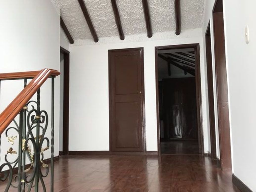 Casa de 4 alcobas en venta en Santa Ana Occidental, Bogotá, 240 m² · foto 9 de 15