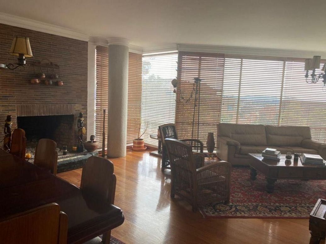Apartamento de 2 alcobas en venta en Los Rosales, Bogotá, 150 m² · foto 2 de 11
