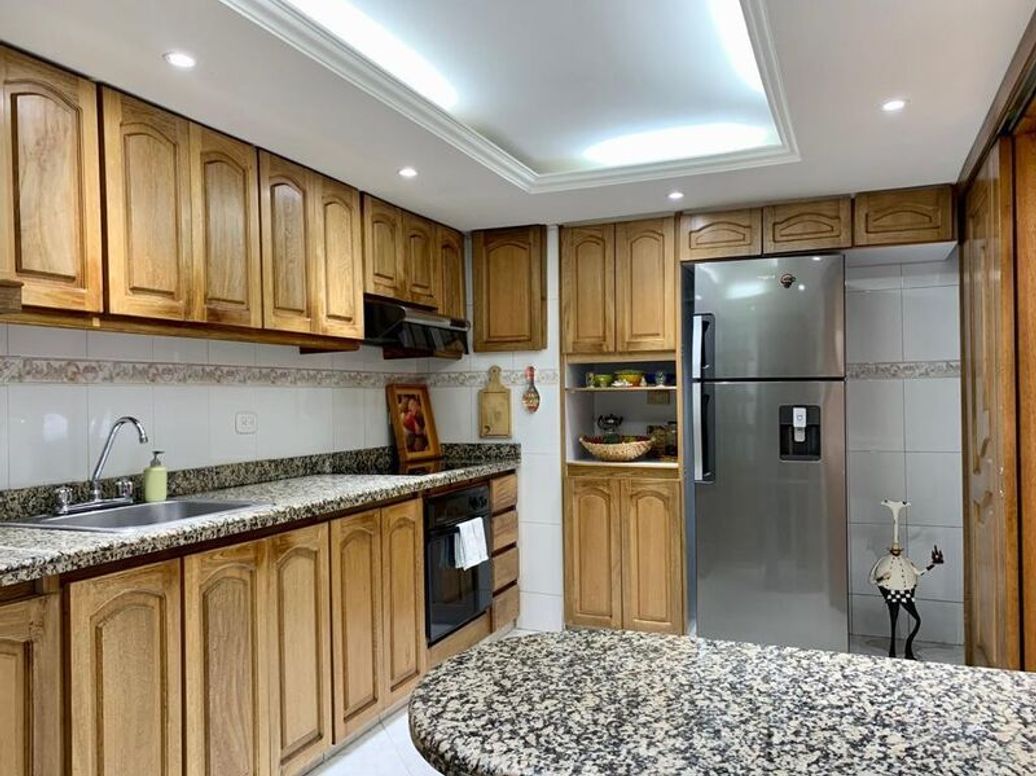 Apartamento de 3 alcobas en venta en Santa Barbara Central, Bogotá, 114 m² · foto 3 de 16