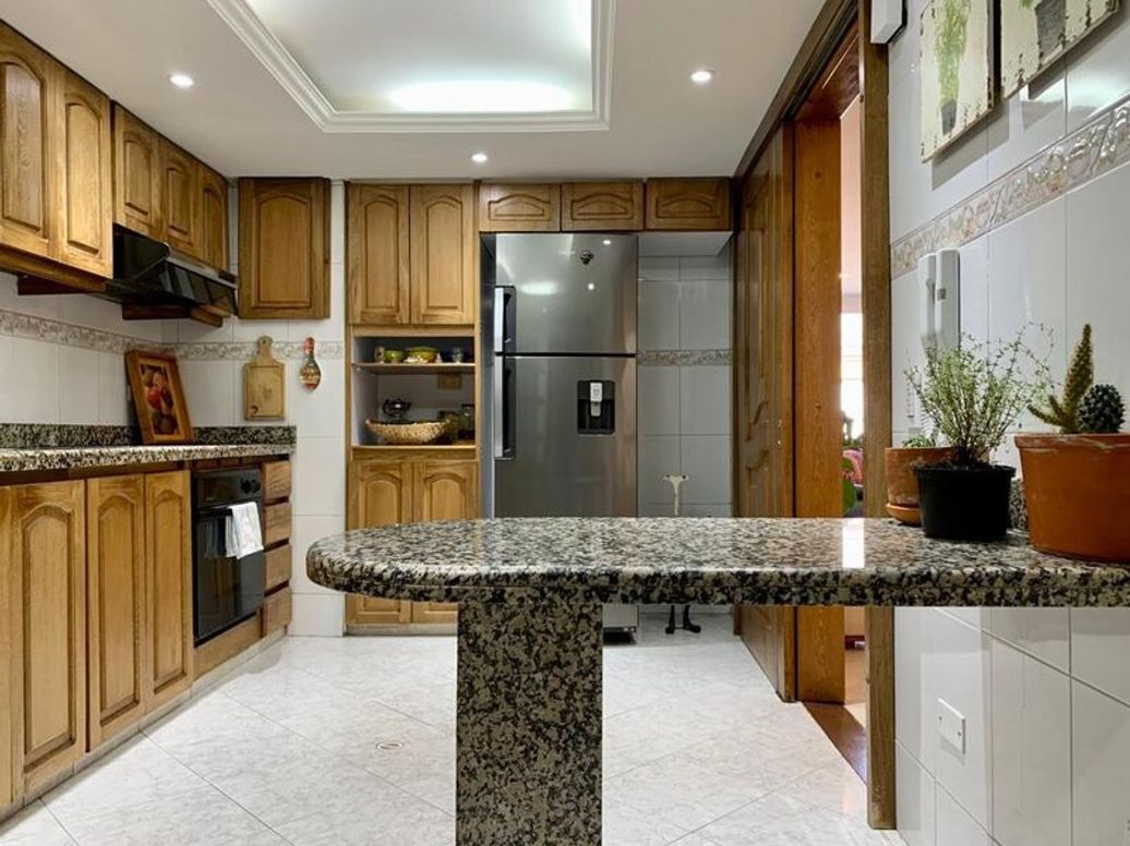 Apartamento de 3 alcobas en venta en Santa Barbara Central, Bogotá, 114 m² · foto 2 de 16