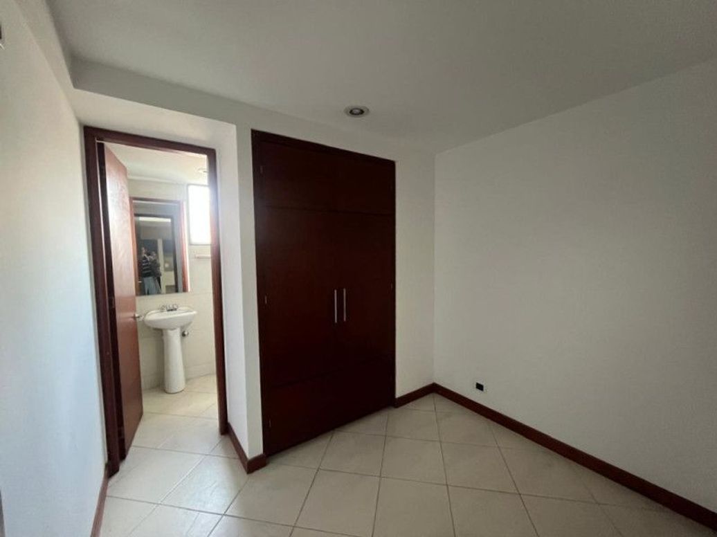 Apartamento de 5 alcobas en venta en Santa Barbara Occidental, Bogotá, 379 m² · foto 11 de 17
