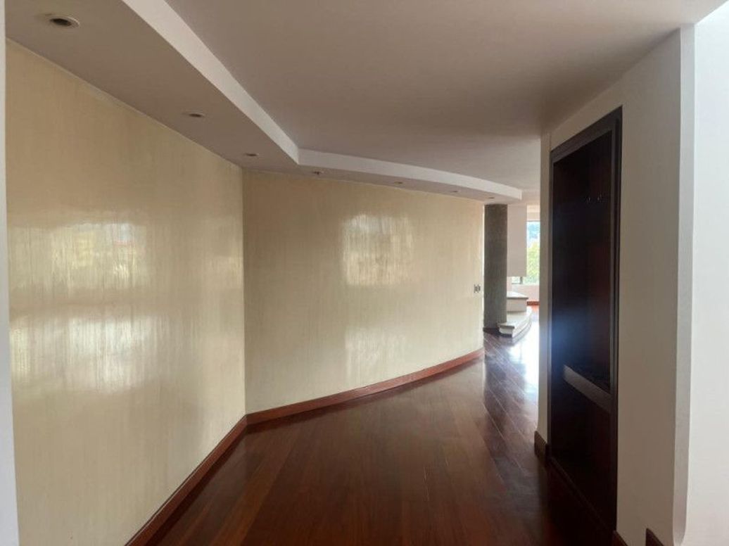 Apartamento de 5 alcobas en venta en Santa Barbara Occidental, Bogotá, 379 m² · foto 2 de 17