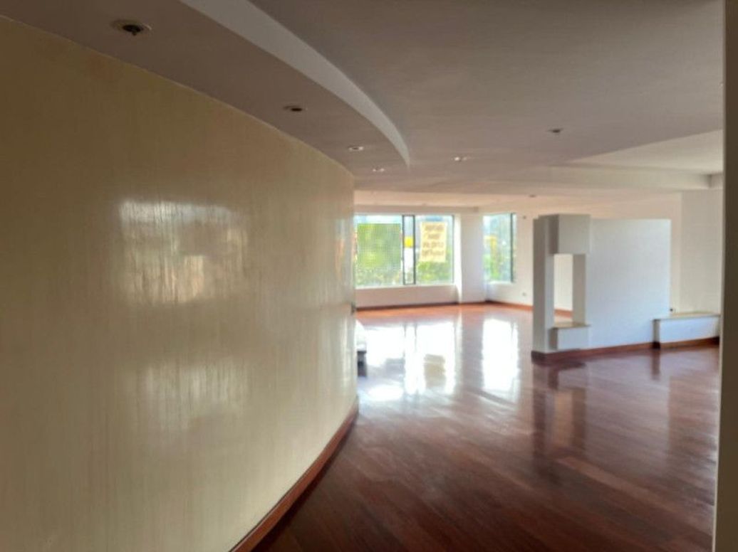 Apartamento de 5 alcobas en venta en Santa Barbara Occidental, Bogotá, 379 m² · foto 3 de 17