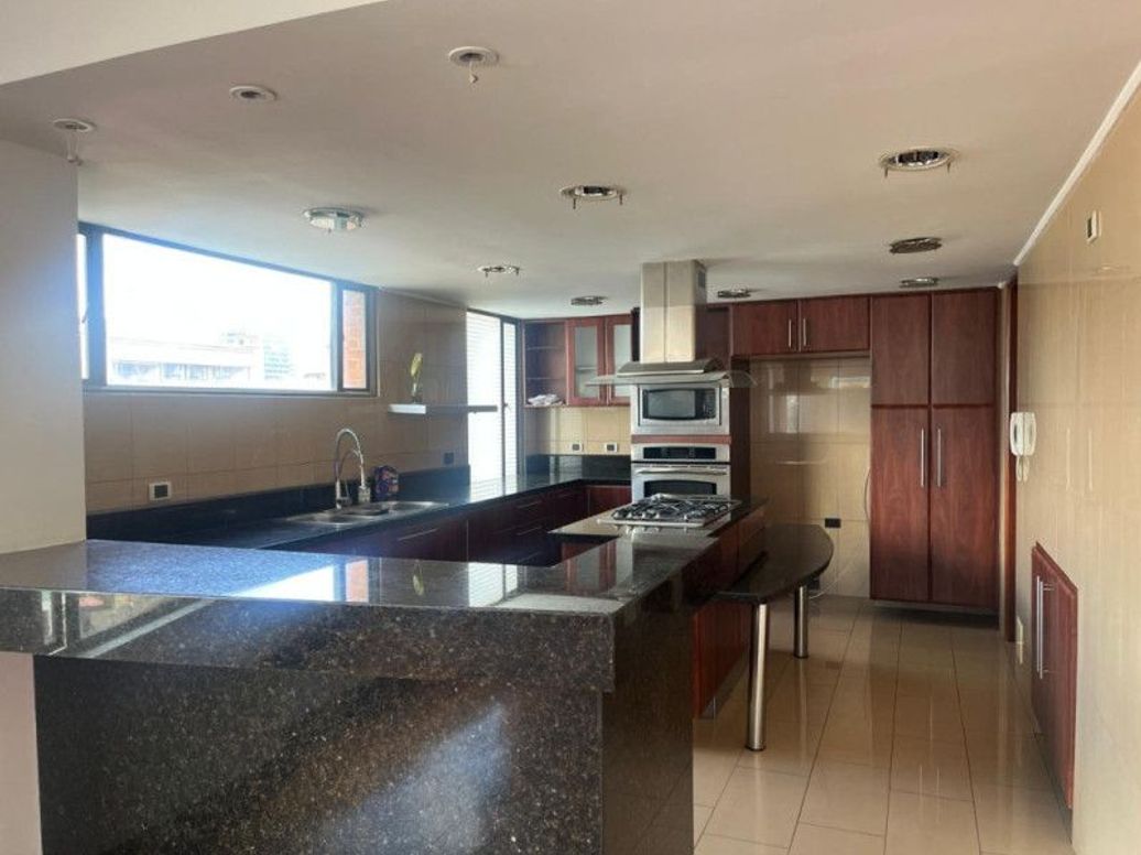 Apartamento de 5 alcobas en venta en Santa Barbara Occidental, Bogotá, 379 m² · foto 6 de 17
