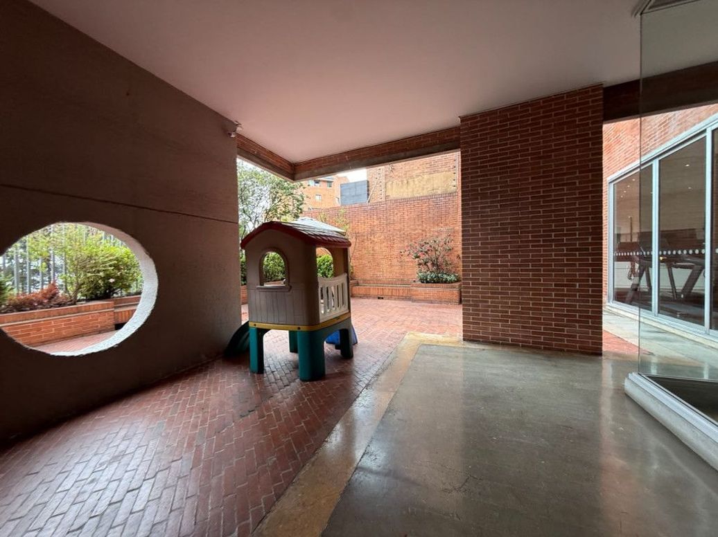 Apartamento de 3 alcobas en venta en Los Rosales, Bogotá, 173 m² · foto 18 de 20