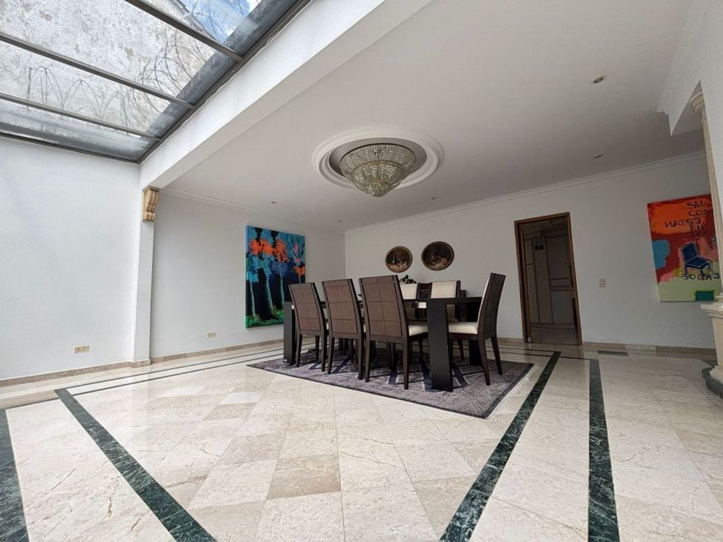 Casa de 3 alcobas en venta en Santa Barbara Alta, Bogotá, 394 m² · foto 3 de 20
