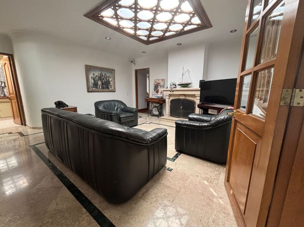 Casa de 3 alcobas en venta en Santa Barbara Alta, Bogotá, 394 m² · foto 10 de 20