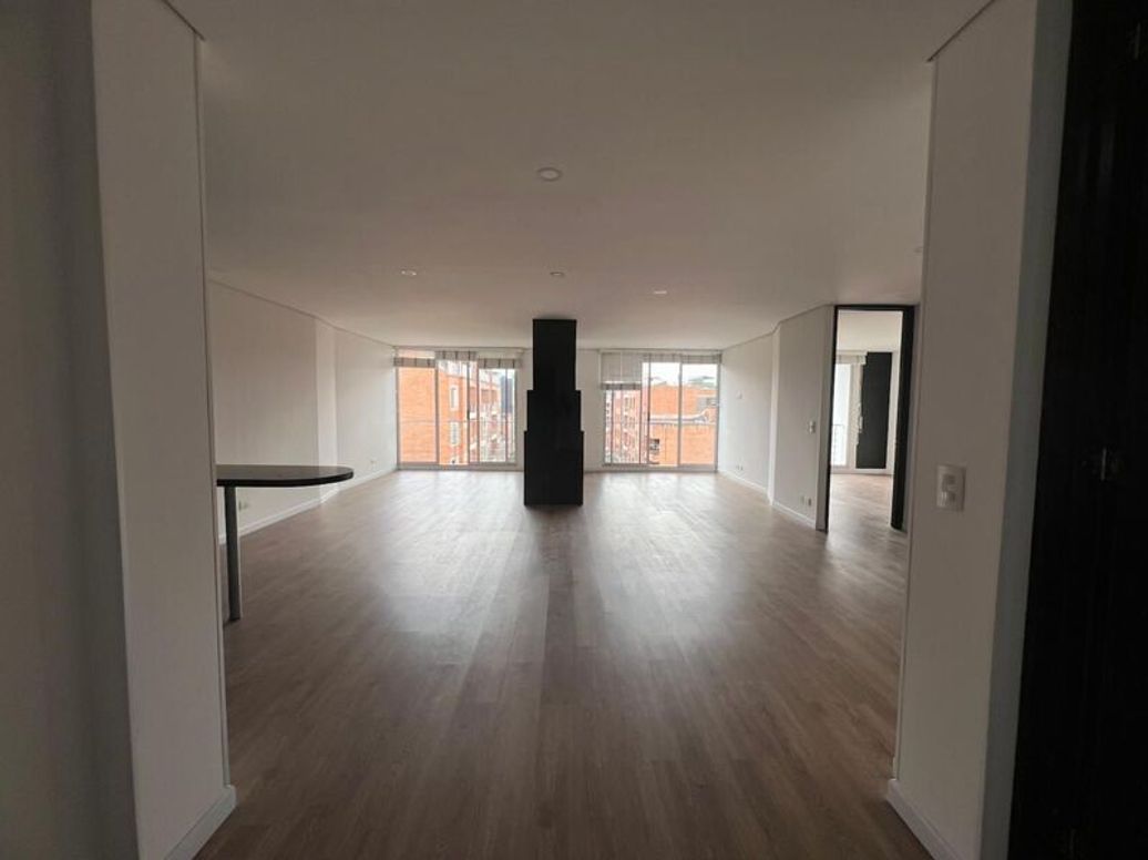 Apartamento de 2 alcobas en venta en Cedritos, Bogotá, 130 m² · foto 2 de 20