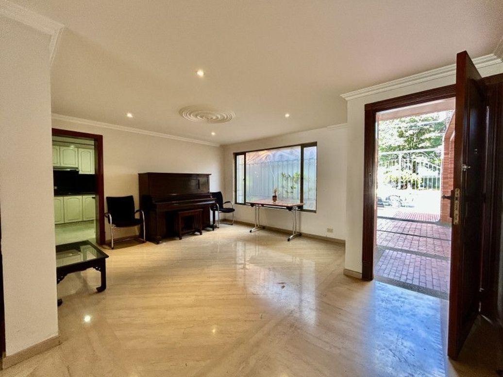 Casa de 4 alcobas en venta en Polo Club, Bogotá, 315 m² · foto 2 de 20
