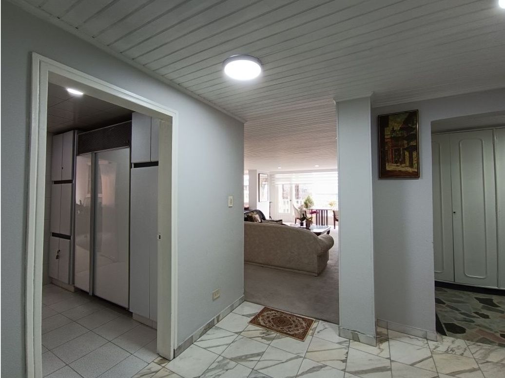 Apartamento de 3 alcobas en venta en El Refugio, Bogotá, 225 m² · foto 4 de 20