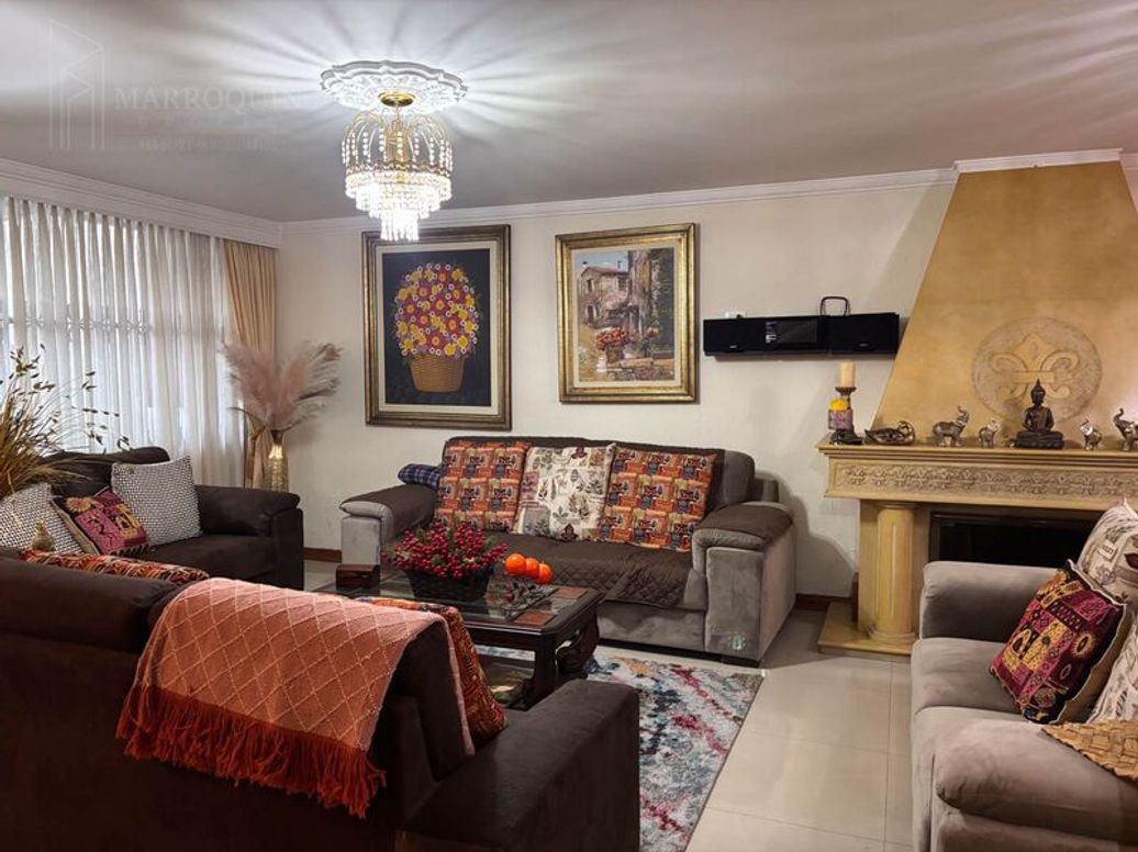 Casa de 5 alcobas en venta en El Salitre, Bogotá, 415 m² · foto 2 de 20