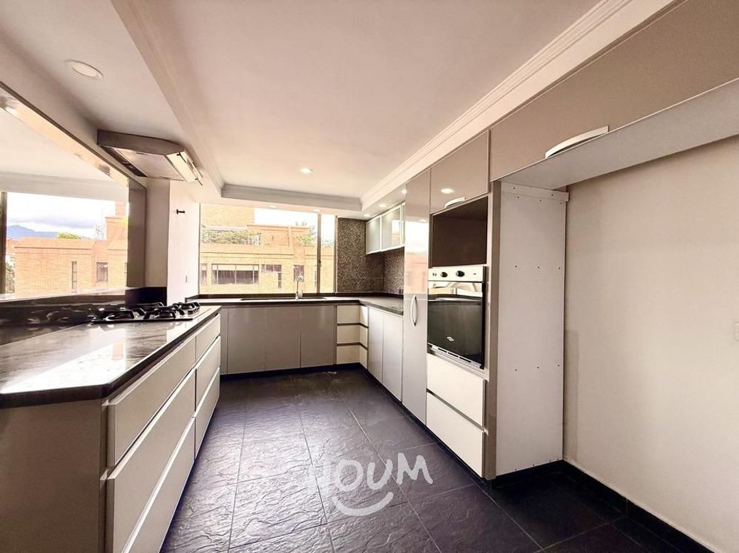 Apartamento de 4 alcobas en venta en Ub. Santa Coloma, Bogotá, 260 m² · foto 4 de 20
