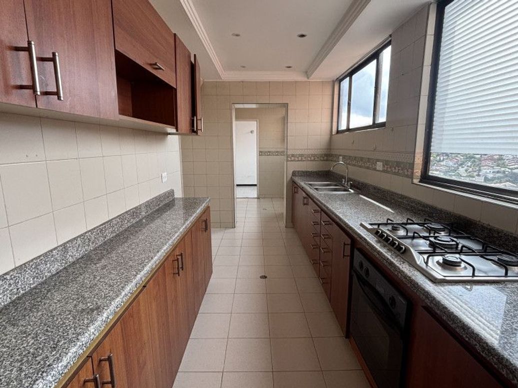 Apartamento de 3 alcobas en venta en Club De Los Lagartos, Bogotá, 176 m² · foto 7 de 20