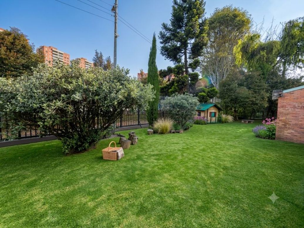 Casa de 3 alcobas en venta en Ub. Cordoba Niza, Bogotá, 228 m² · foto 6 de 20