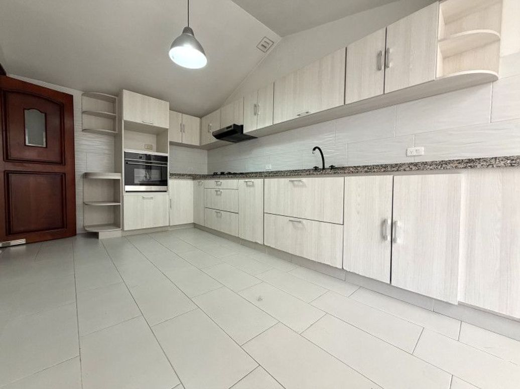Casa de 3 alcobas en venta en Ub. Cordoba Niza, Bogotá, 228 m² · foto 9 de 20