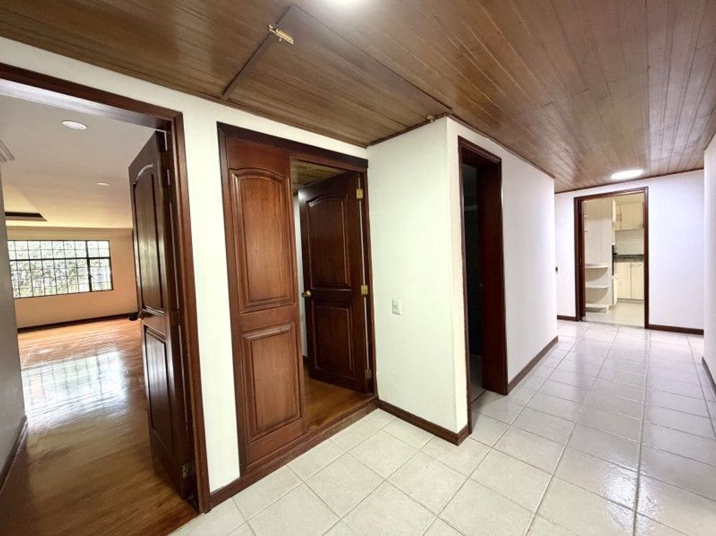 Casa de 3 alcobas en venta en Ub. Cordoba Niza, Bogotá, 228 m² · foto 11 de 20