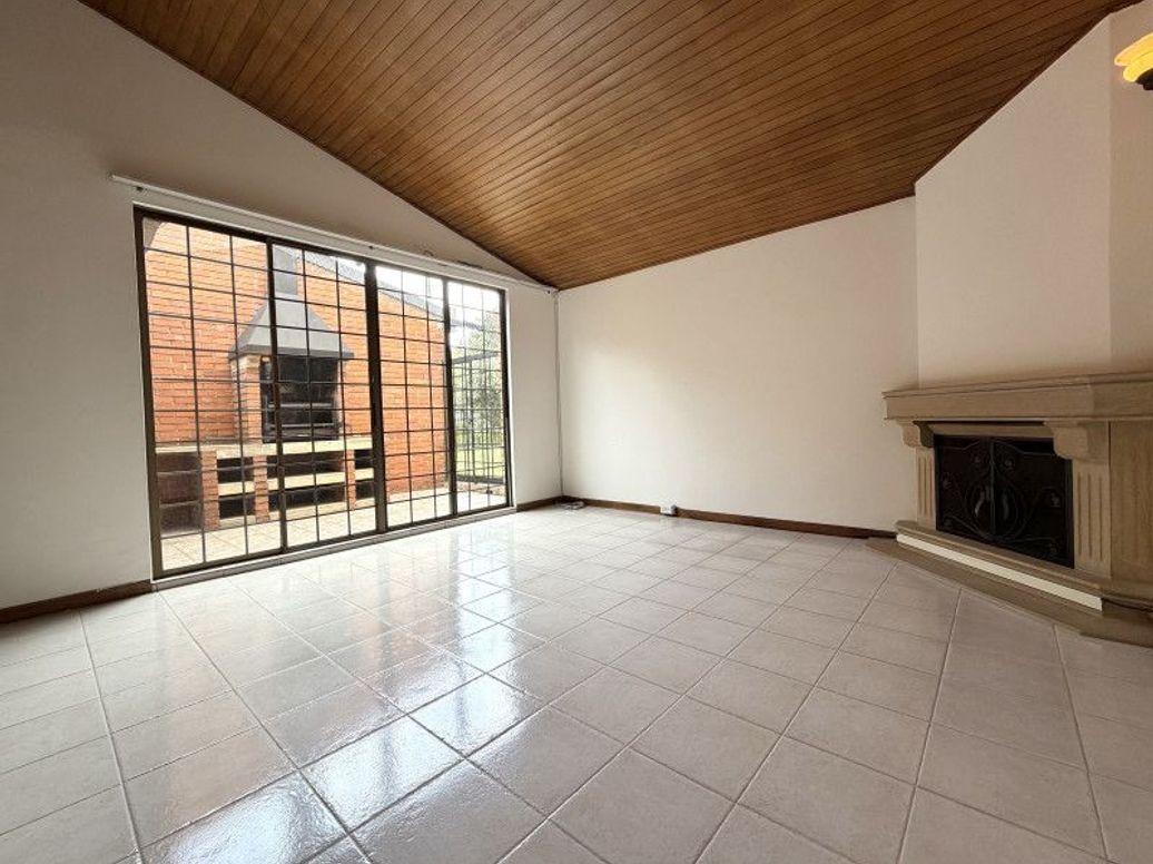 Casa de 3 alcobas en venta en Ub. Cordoba Niza, Bogotá, 228 m² · foto 4 de 20