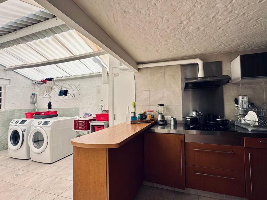 Casa de 5 alcobas en venta en Santa Barbara Central, Bogotá, 256 m² · foto 7 de 8