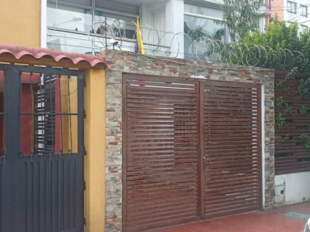 Casa de 5 alcobas en venta en Caobos Salazar, Bogotá, 240 m² · foto 2 de 12