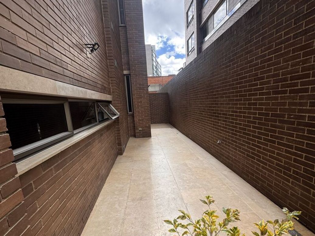 Apartamento de 3 alcobas en venta en El Refugio, Bogotá, 188 m² · foto 4 de 11