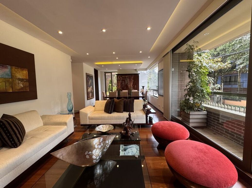 Apartamento de 3 alcobas en venta en El Refugio, Bogotá, 188 m² · foto 2 de 11