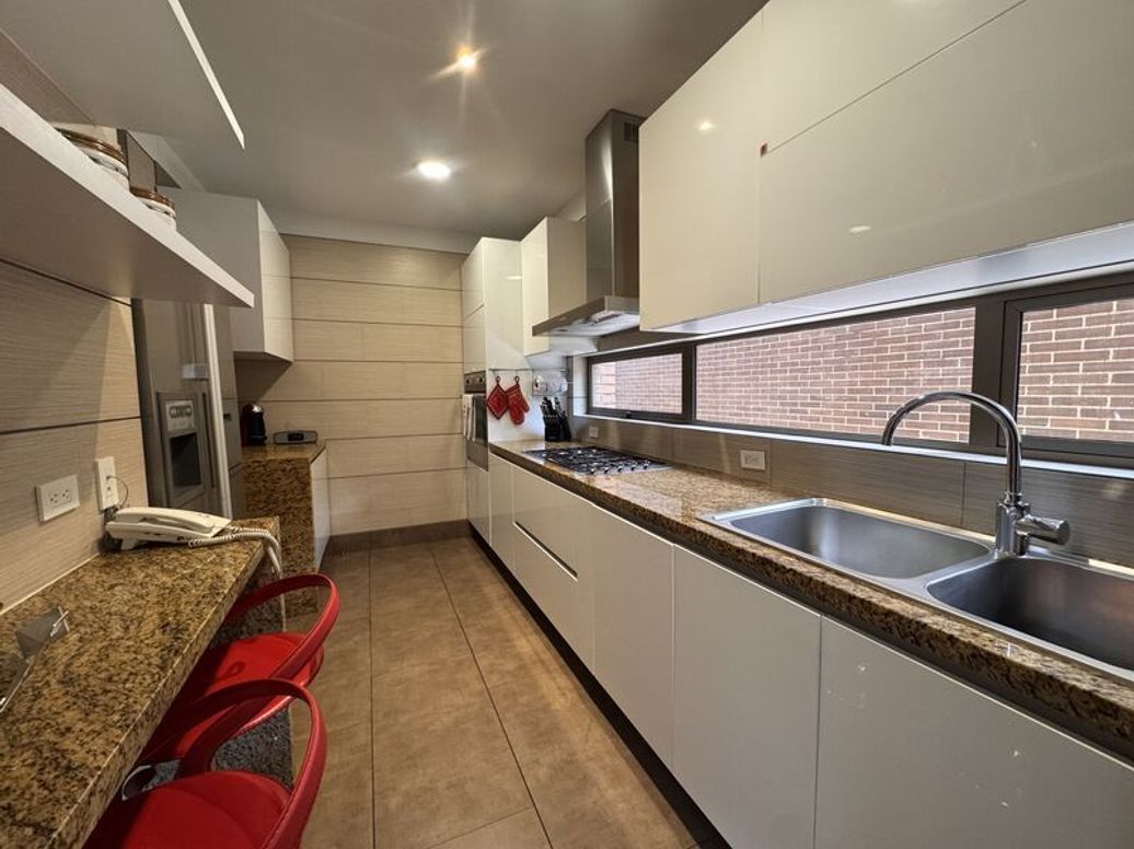 Apartamento de 3 alcobas en venta en El Refugio, Bogotá, 188 m² · foto 5 de 11
