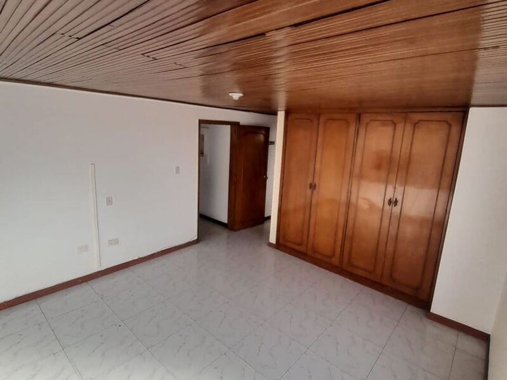 Casa de 5 alcobas en venta en San José Del Prado, Bogotá, 245 m² · foto 6 de 19