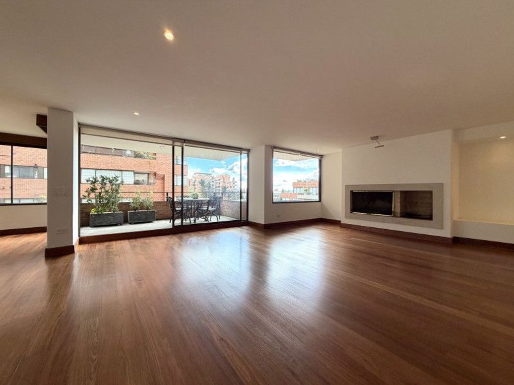 Apartamento de 3 alcobas en venta en Los Rosales, Bogotá, 313 m² · foto 2 de 20