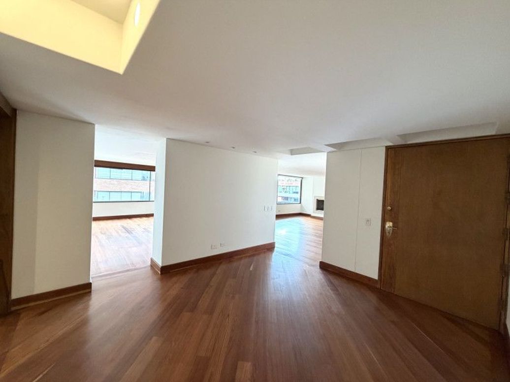 Apartamento de 3 alcobas en venta en Los Rosales, Bogotá, 313 m² · foto 12 de 20