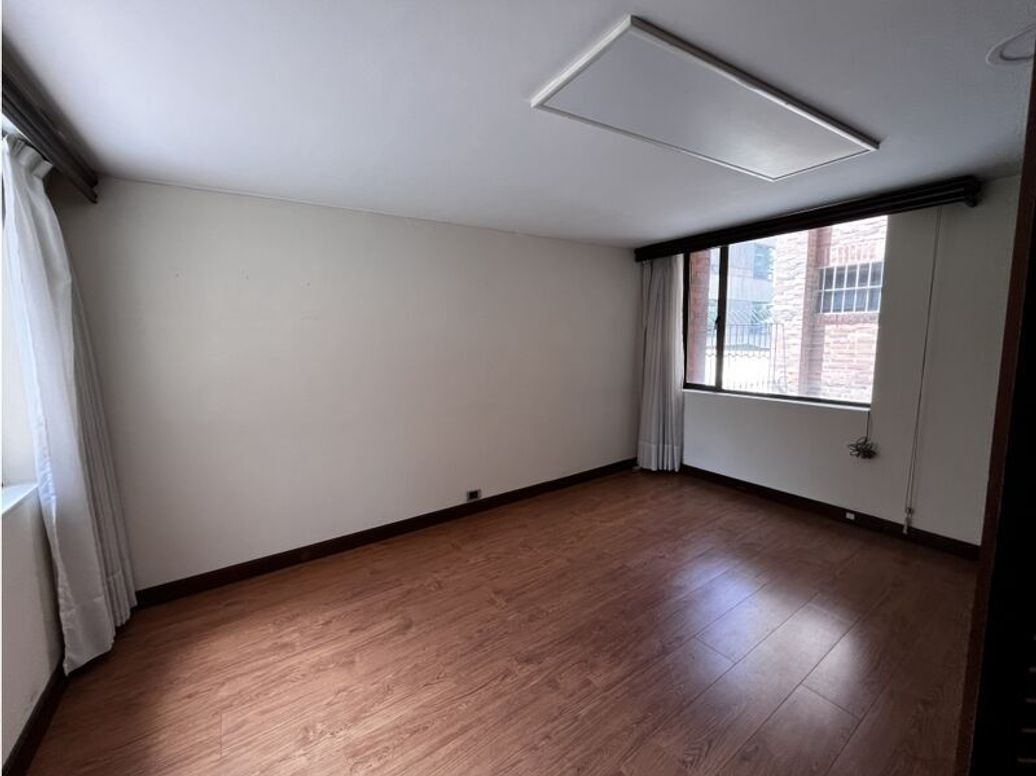 Apartamento de 3 alcobas en venta en El Refugio, Bogotá, 232 m² · foto 7 de 15