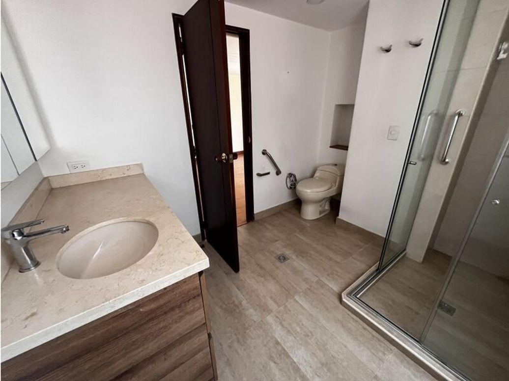 Apartamento de 3 alcobas en venta en El Refugio, Bogotá, 232 m² · foto 10 de 15