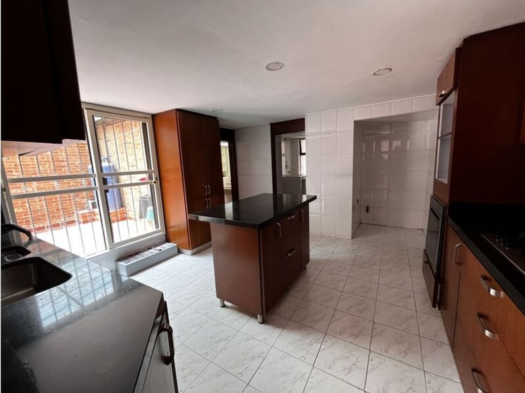 Apartamento de 3 alcobas en venta en El Refugio, Bogotá, 232 m² · foto 13 de 15