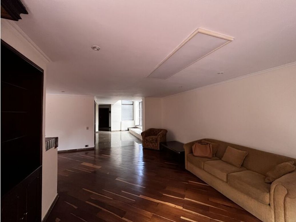 Apartamento de 3 alcobas en venta en El Refugio, Bogotá, 232 m² · foto 3 de 15