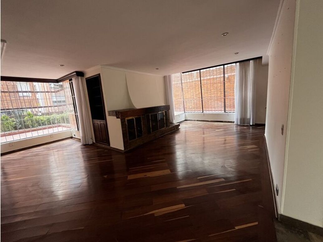 Apartamento de 3 alcobas en venta en El Refugio, Bogotá, 232 m² · foto 2 de 15