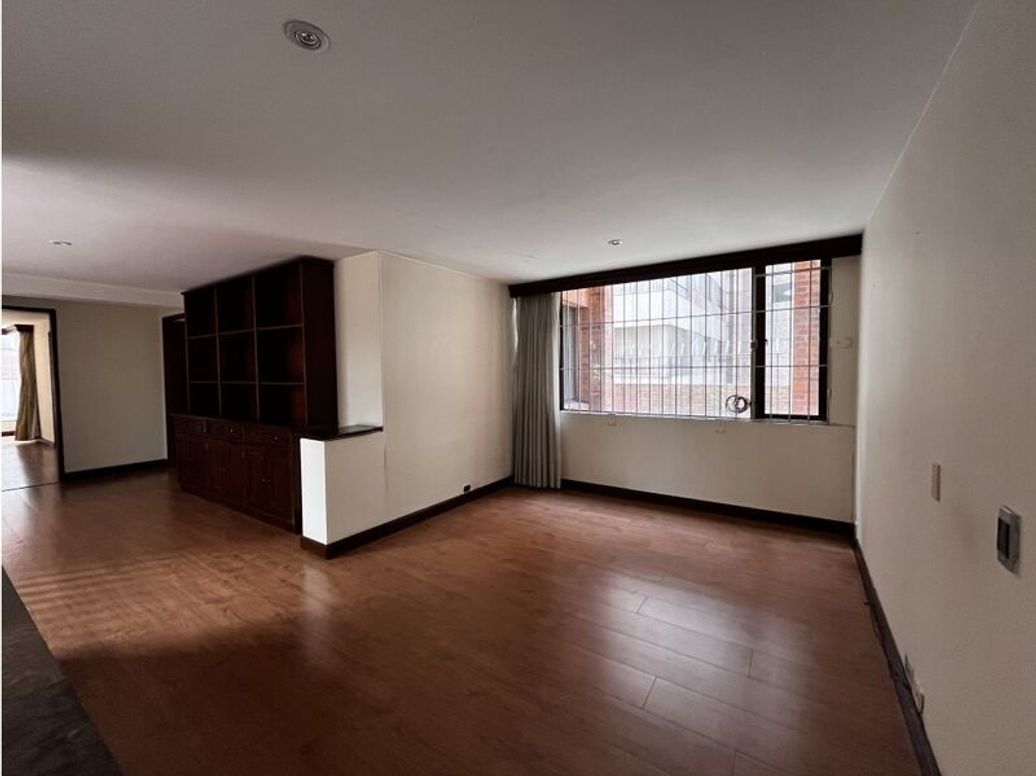 Apartamento de 3 alcobas en venta en El Refugio, Bogotá, 232 m² · foto 4 de 15